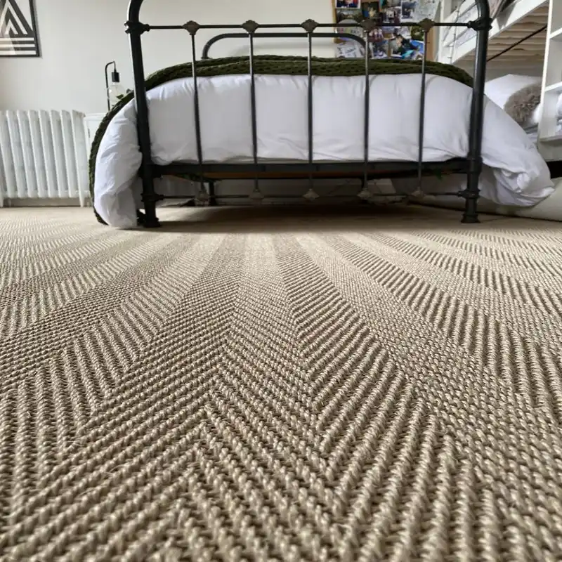 Durable jute carpet with rustic charm