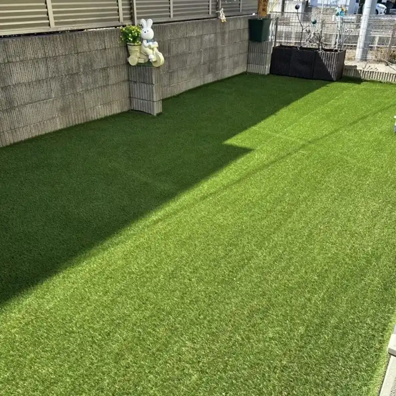 Green synthetic grass carpet for indoor appearance