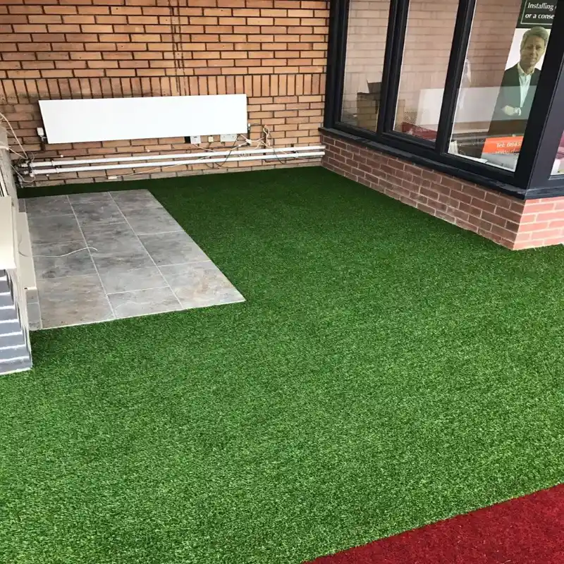 Soft synthetic grass carpet for home and garden spaces